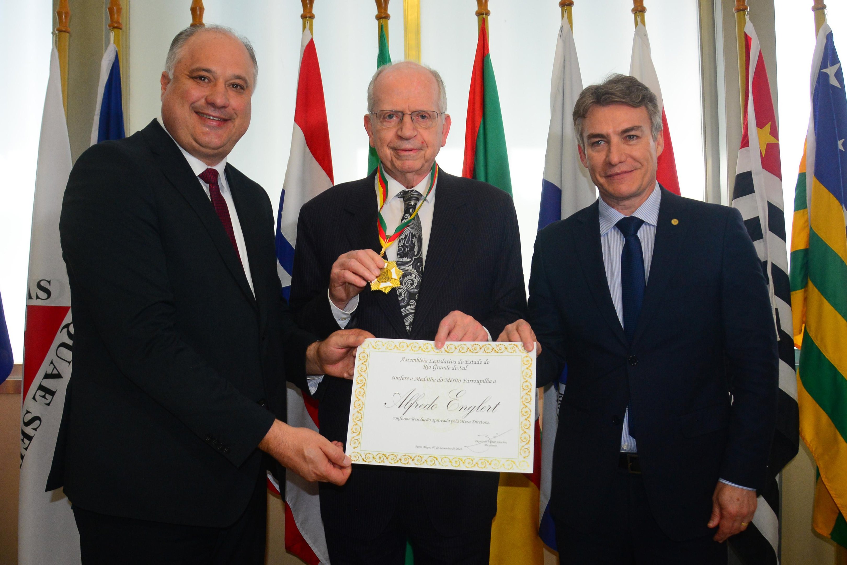 O provedor da Santa Casa de Porto Alegre, Alfredo Englert, foi homenageado com a Medalha do M&eacute;rito Farroupilha, entregue pelos deputados Luciano Silveira e Vilmar Zanchin