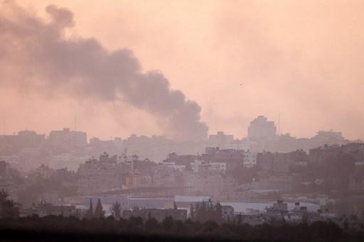 Bombardeios deixam rastro de fuma&ccedil;as em Gaza