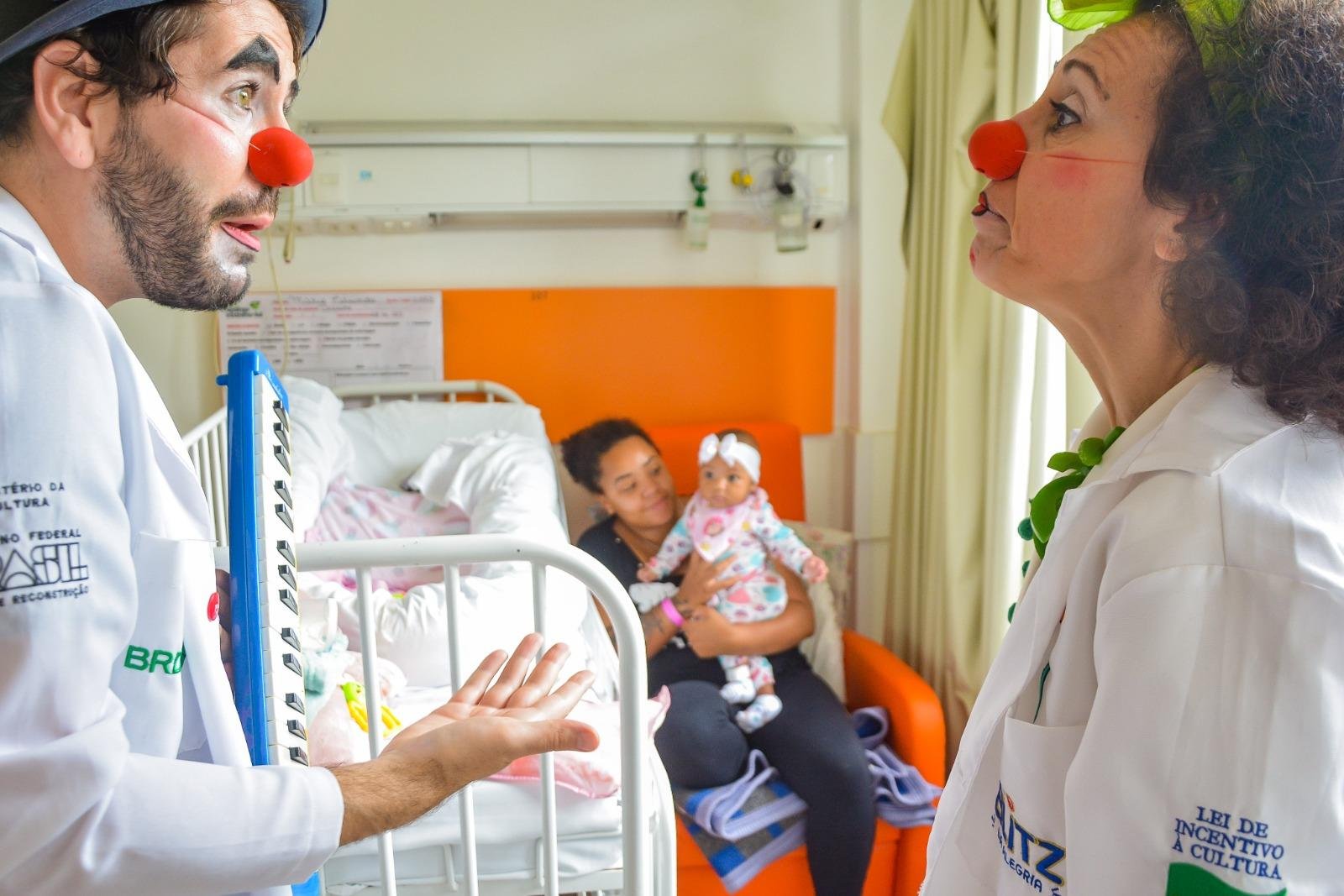 Marcelo e Eveliana, respectivamente doutores Abelardo e Leontina, proporcionaram alegria aos pacientes