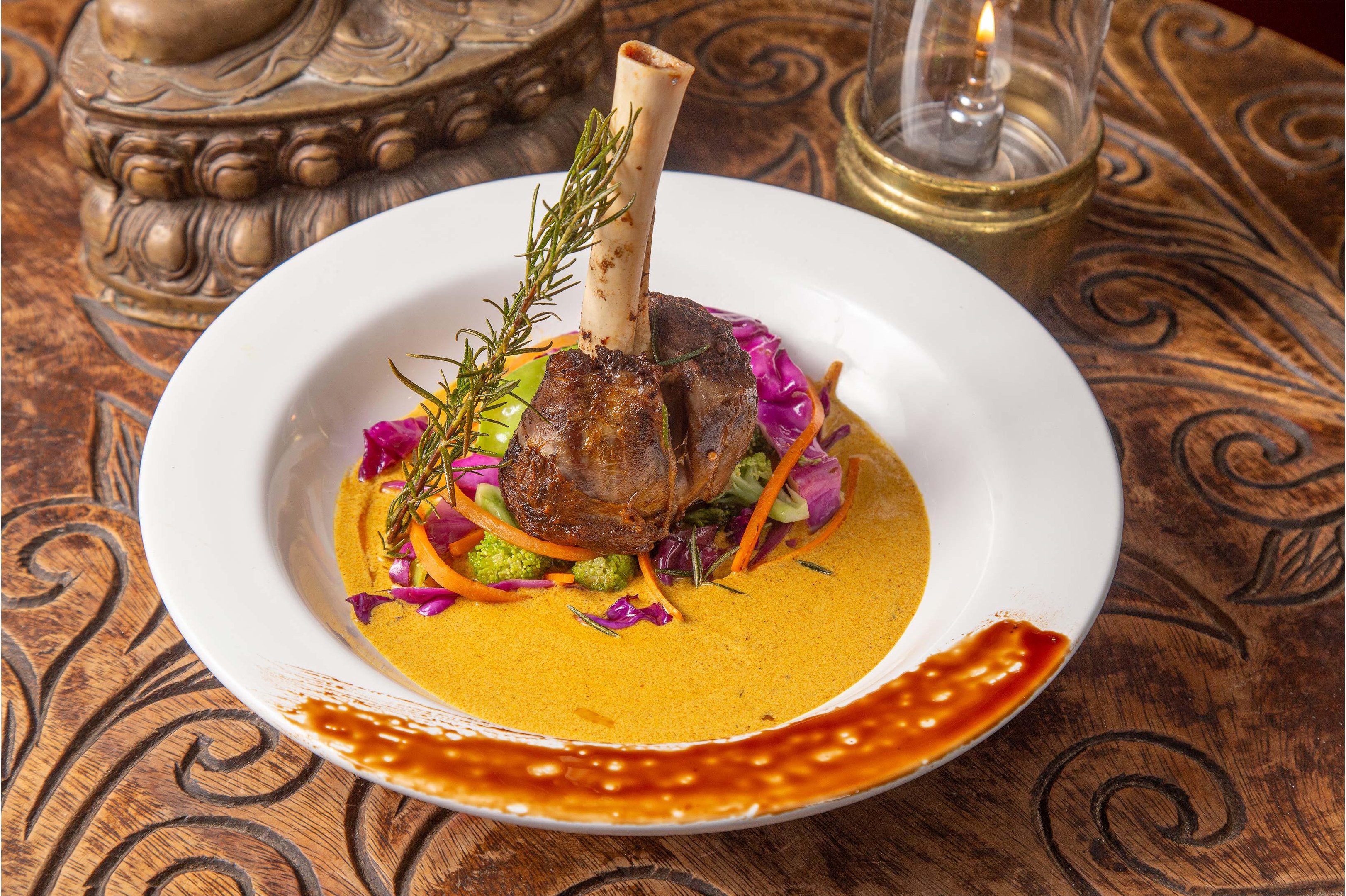 Magret de pato selado com ghee, acompanhado de batatas allo e creme de curry panang do Sharin