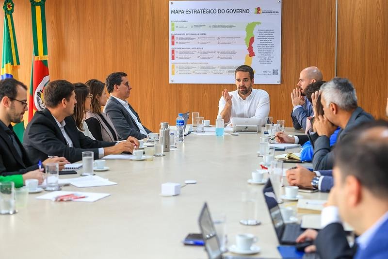 Governador Eduardo Leite durante reuni&atilde;o sobre PPP na educa&ccedil;&atilde;o
