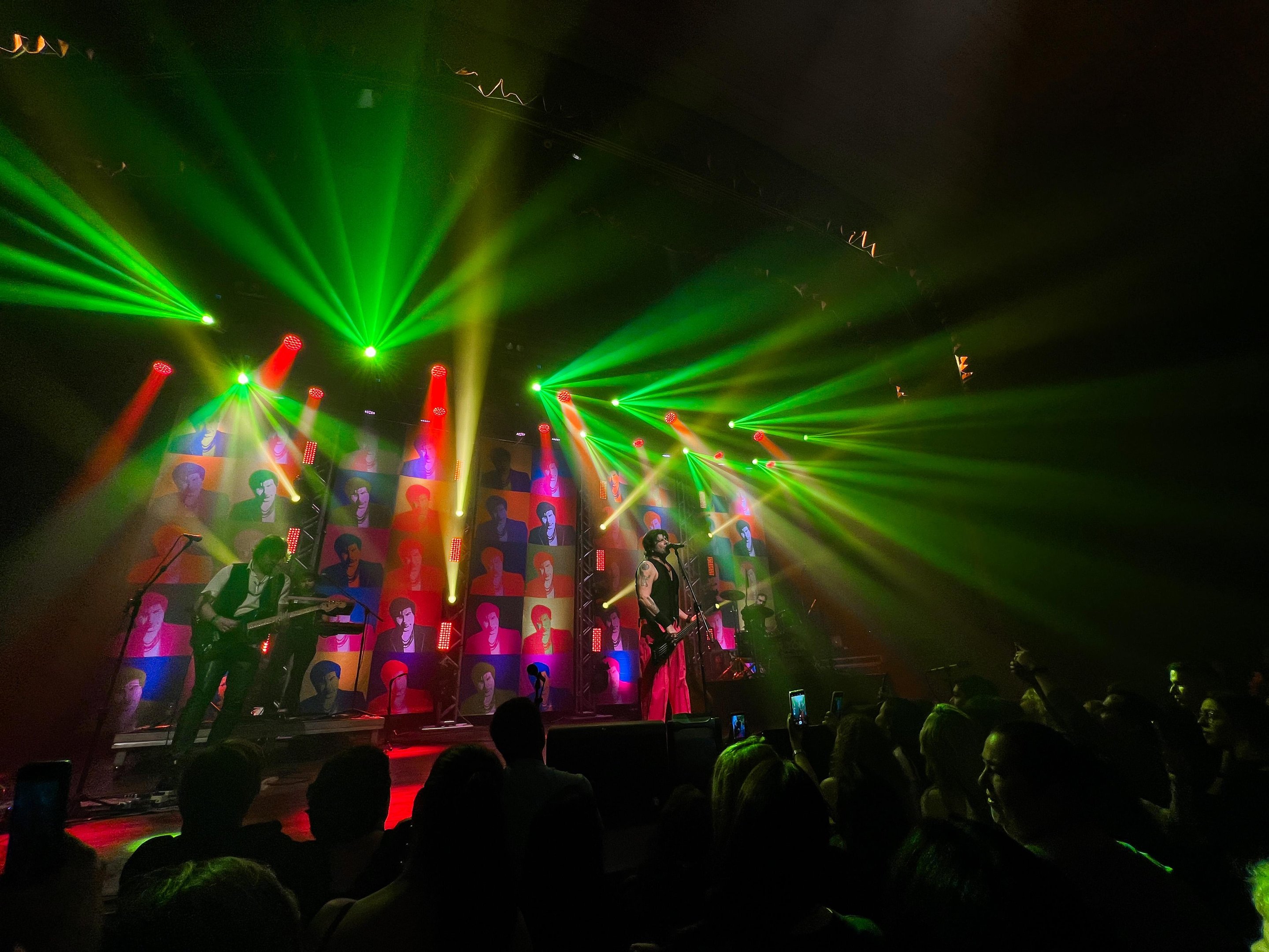 Superprodu&ccedil;&atilde;o de som e luz e can&ccedil;&otilde;es do rock nacional por Paulo Ricardo