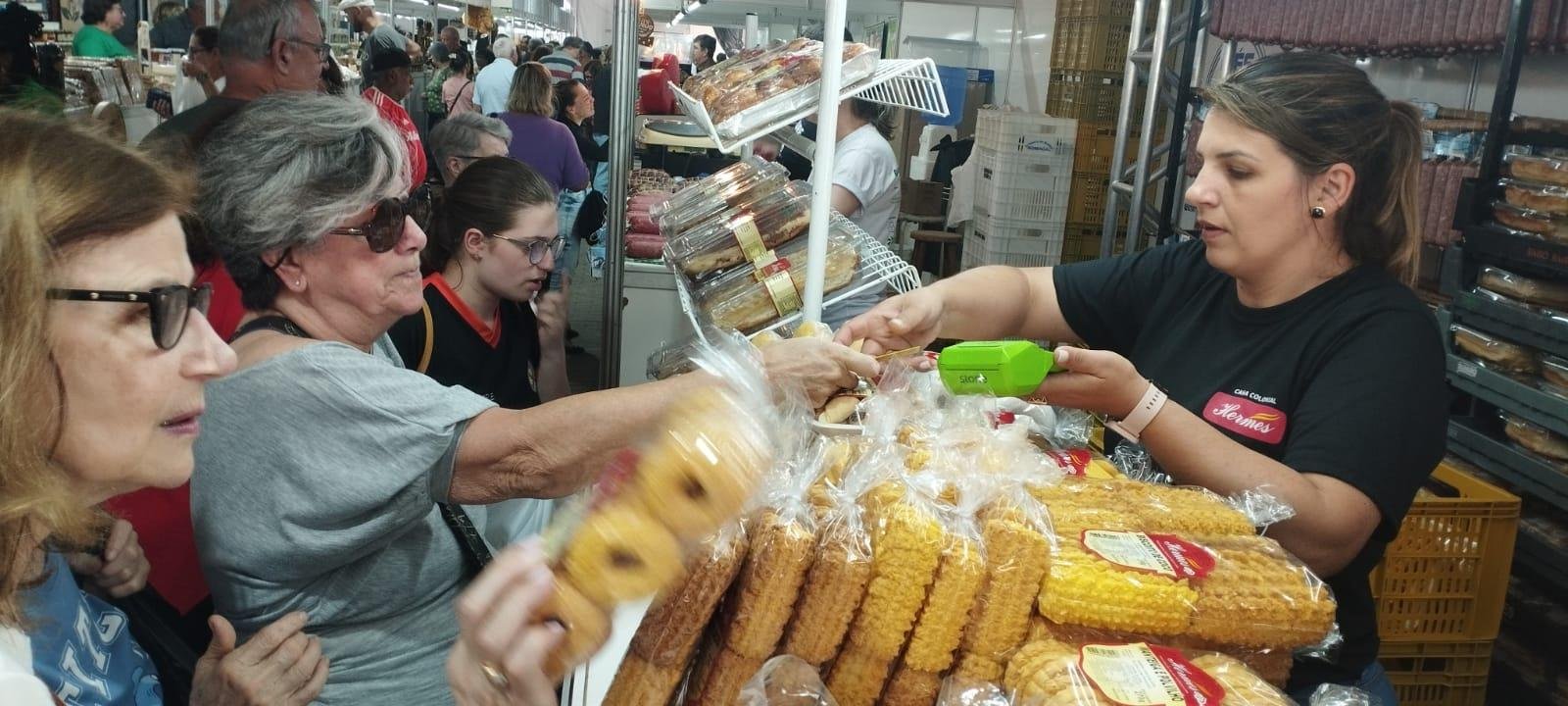 No estande da Casa Hermes, V&acirc;nia (&agrave; direita) diz que vendas foram melhores do que na Expointer