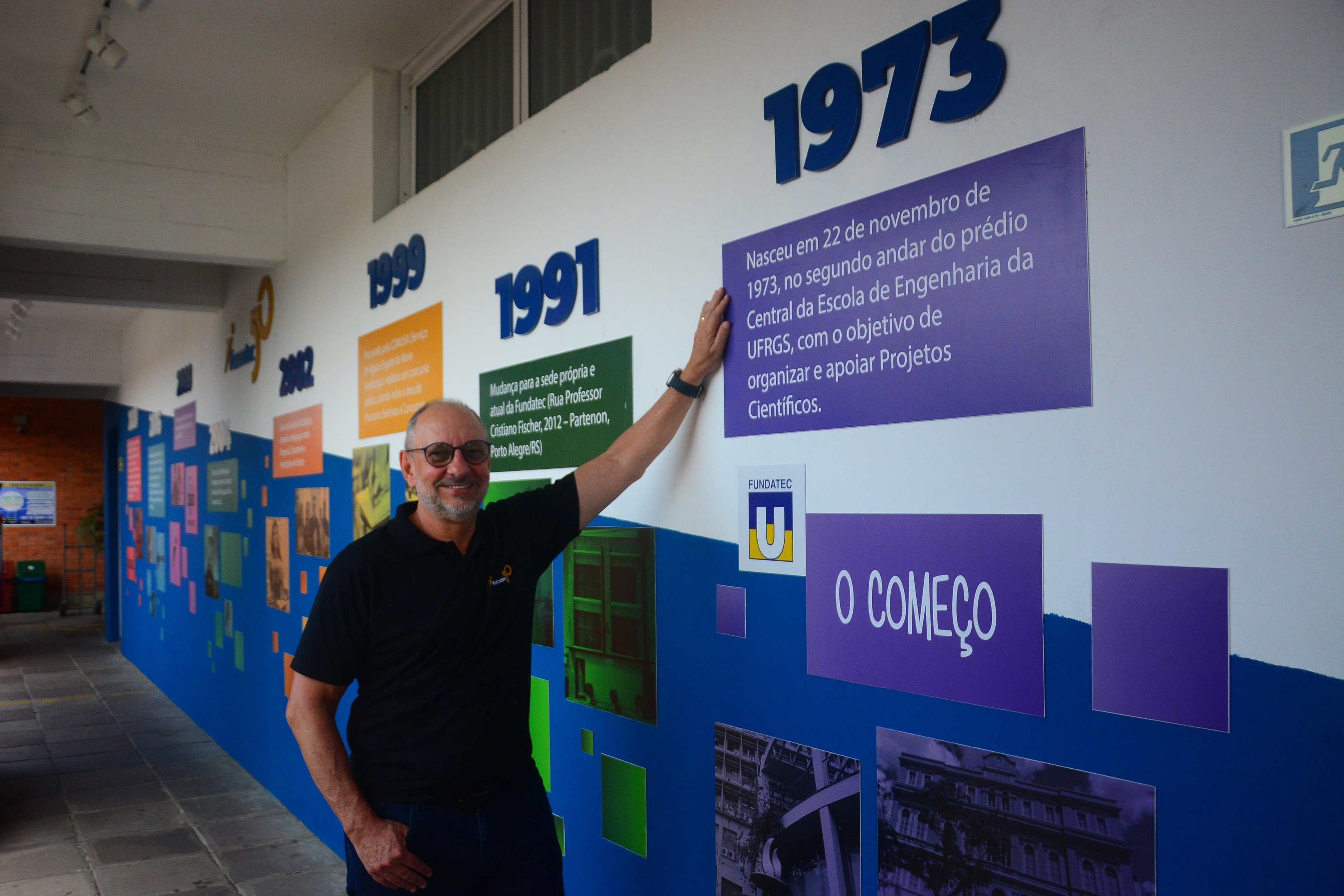 Presidente da Fundatec, Carlos Henrique Castro, no painel que remonta a hist&oacute;ria da institui&ccedil;&atilde;o