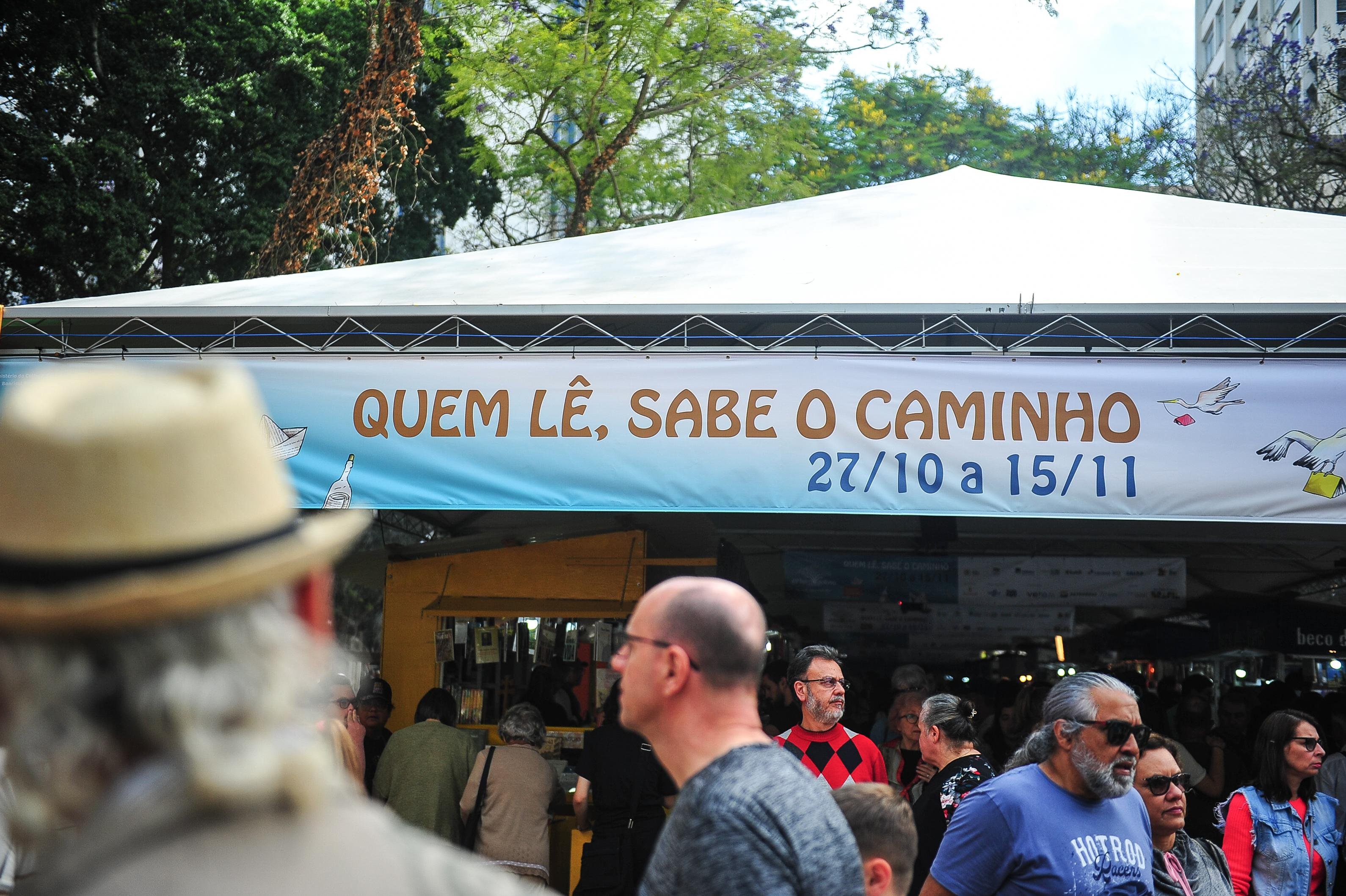 P&uacute;blico circula pelas bancas da Feira do Livro