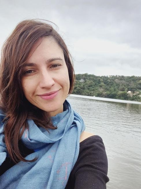 A escritora Inara Moraes lan&ccedil;a o livro de poemas "O que se esconde na gente"