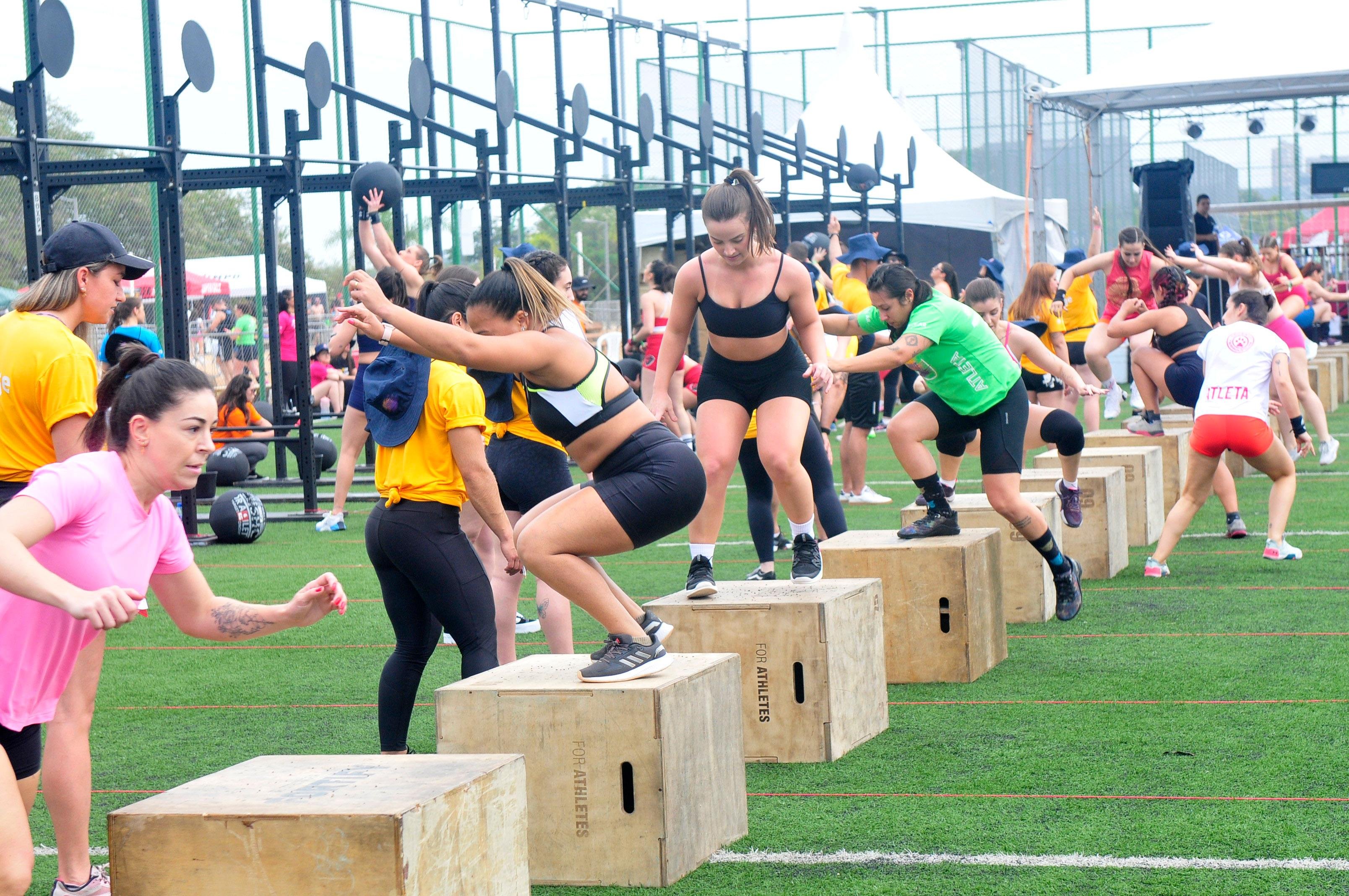 Competi&ccedil;&otilde;es de cross training re&uacute;nem milhares de atletas com atividades de alta intensidade, combinando movimentos aer&oacute;bicos e de for&ccedil;a