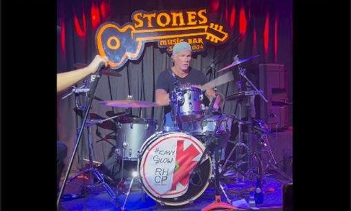 Chad Smith no palco do Stones Bar, em S&atilde;o Paulo