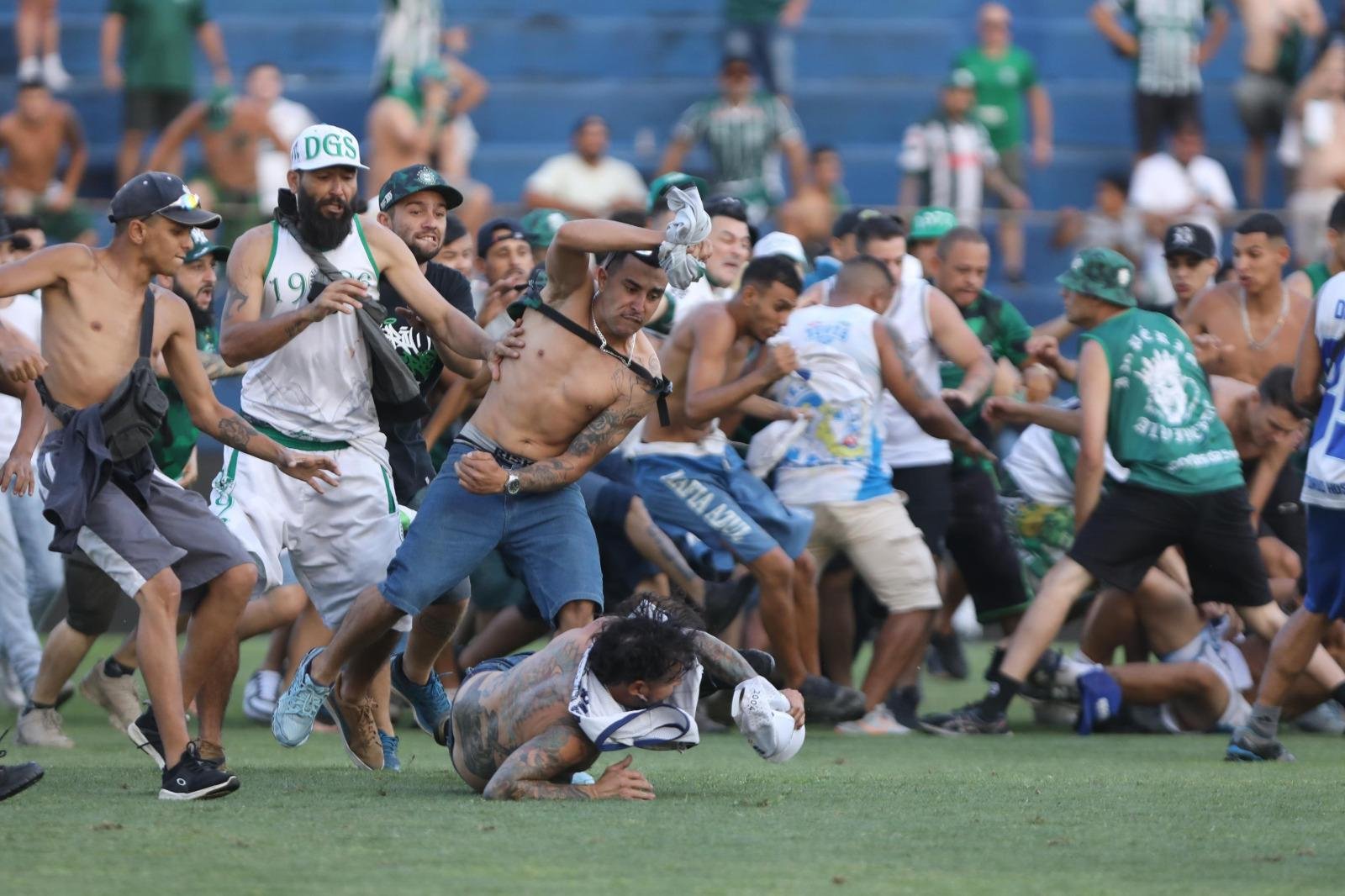Torcidas invadiram gramado e protagonizaram cenas de viol&ecirc;ncia