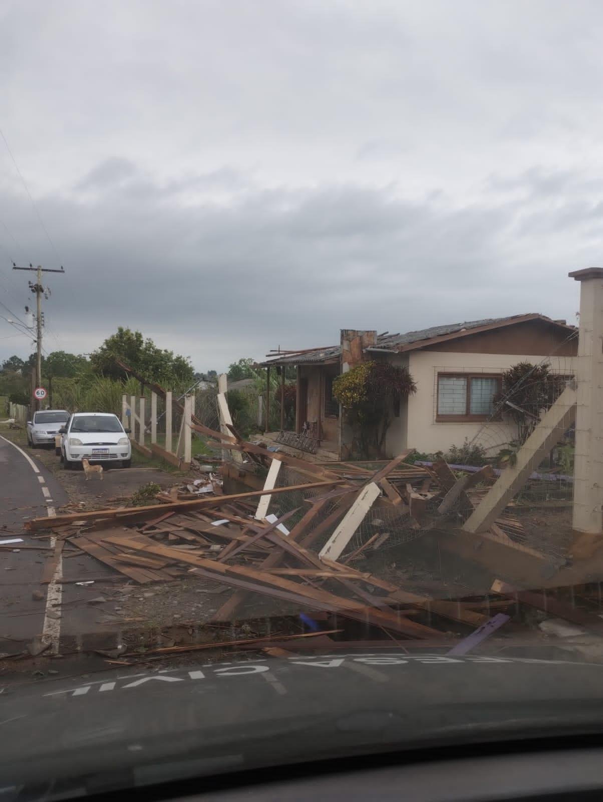 Em Santo Ant&ocirc;nio da Patrulha, ao menos uma resid&ecirc;ncia foi destru&iacute;da