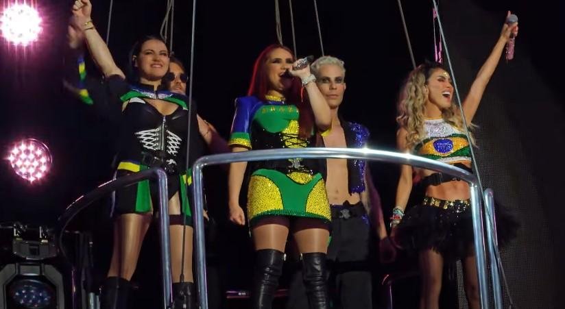 Rebeldes, com figurino inspirado no Brasil, coreografias e efeitos visuais em show