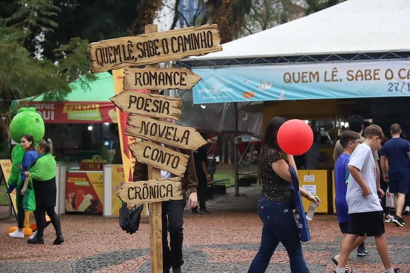 Escultura em madeira &ldquo;Caminhos do Saber&rdquo; ser&aacute; leiloada