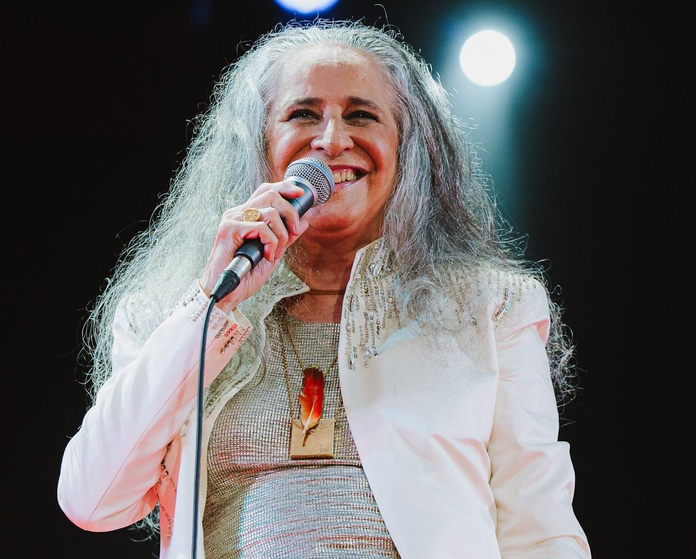 Maria Beth&acirc;nia cantou seus sucessos e fez homenagem &agrave; Gal Costa
