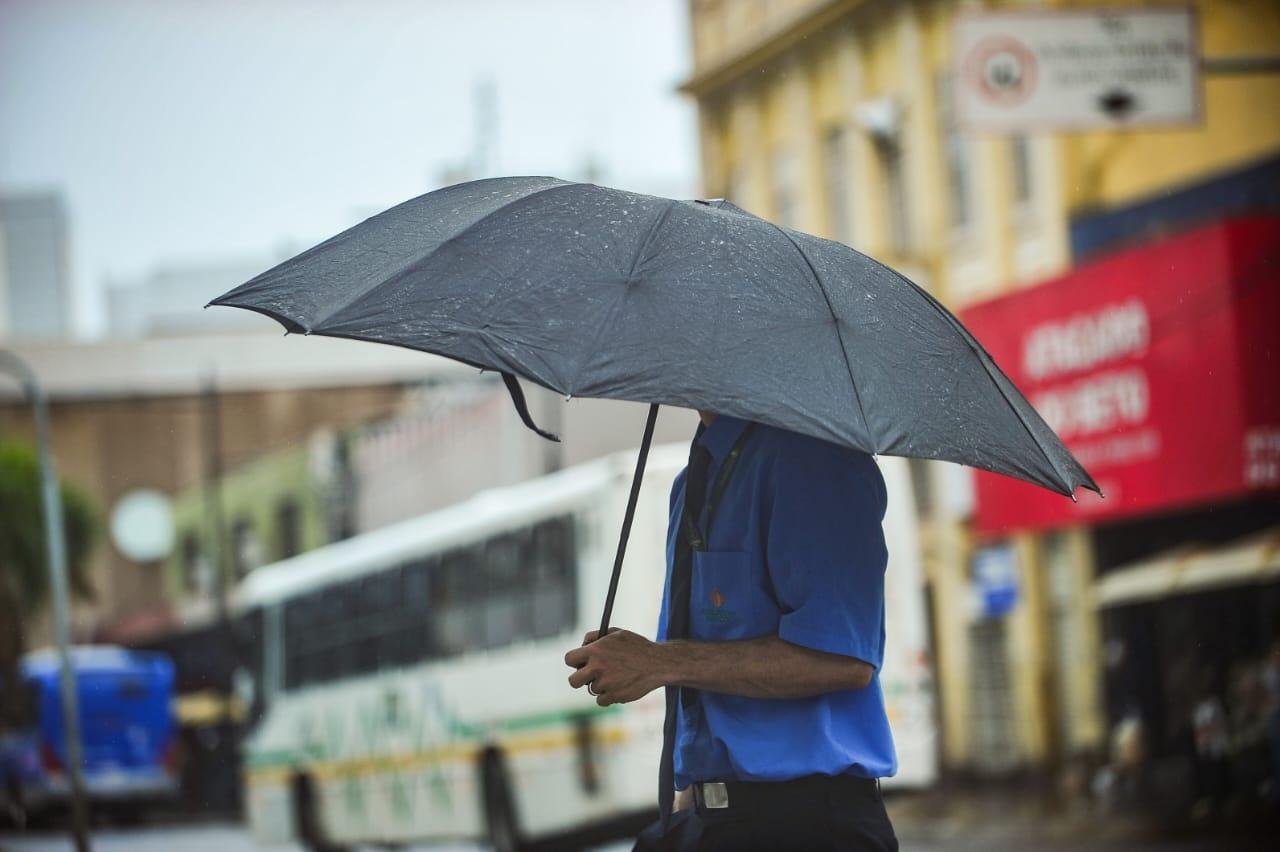 Capital deve ter abafamento com chances isoladas de chuva