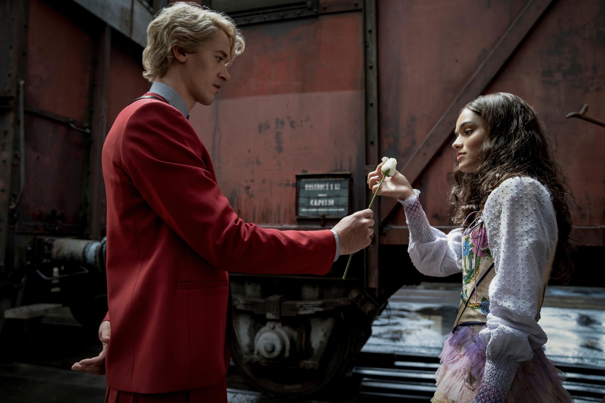 Tom Blyth e Rachel Zegler contracenam neste filme de fantasia