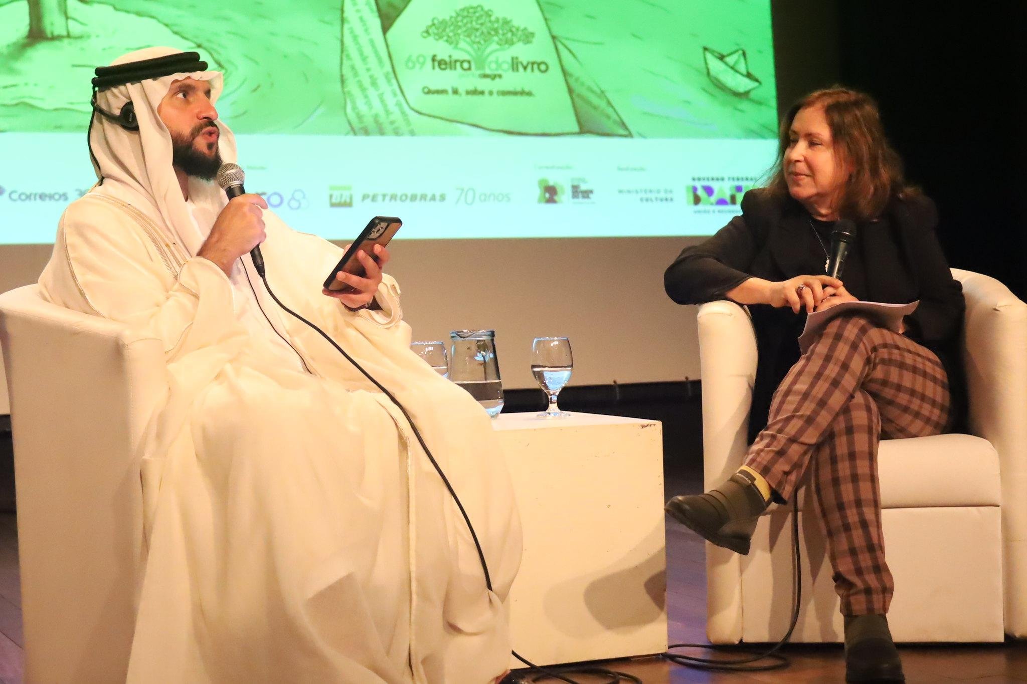 Escritor Faisal Al Suwaidi, dos Emirados &Aacute;rabes Unidos, em conversa com a jornalista Ivonete Pinto e o p&uacute;blico no Audit&oacute;rio Barbosa Lessa