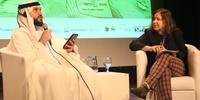 Escritor Faisal Al Suwaidi, dos Emirados Árabes Unidos, em conversa com a jornalista Ivonete Pinto e o público no Auditório Barbosa Lessa