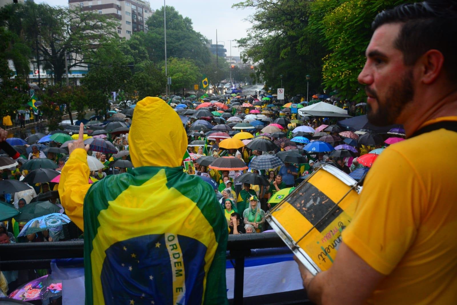 Manifestantes utilizaram guarda-chuva para se proteger da chuva