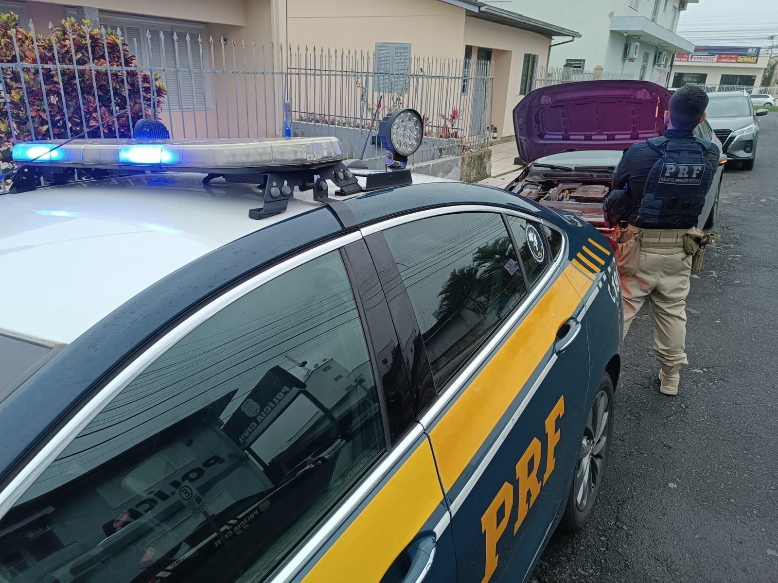 Dupla, que era procurada pela Justi&ccedil;a, foi localizada e presa pela PRF enquanto trafegava pela BR-293, em Bag&eacute;