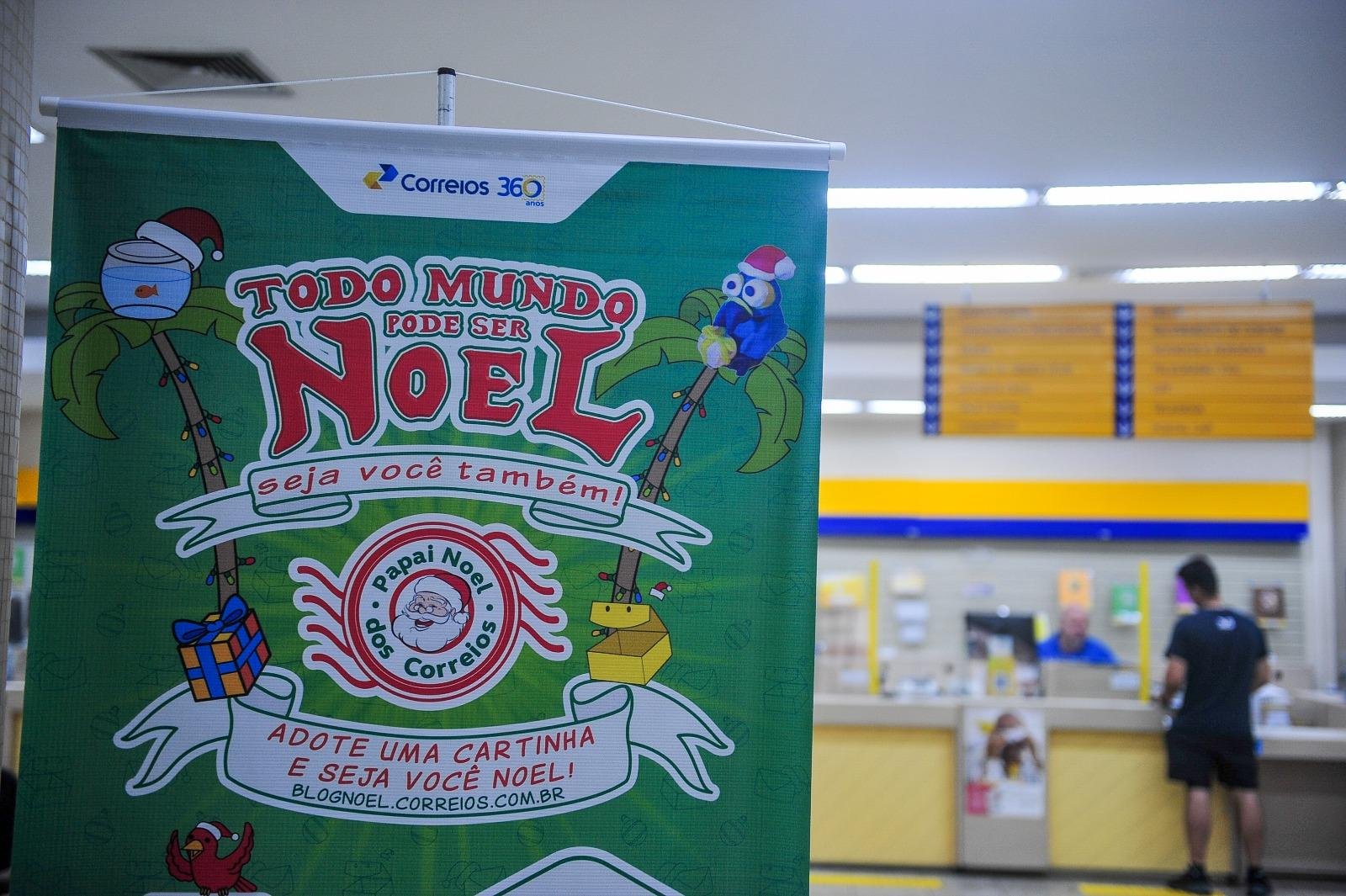 Quem adota uma cartinha se compromete a adquirir o presente e entreg&aacute;-lo nas ag&ecirc;ncias dos Correios at&eacute; o dia 8 de dezembro