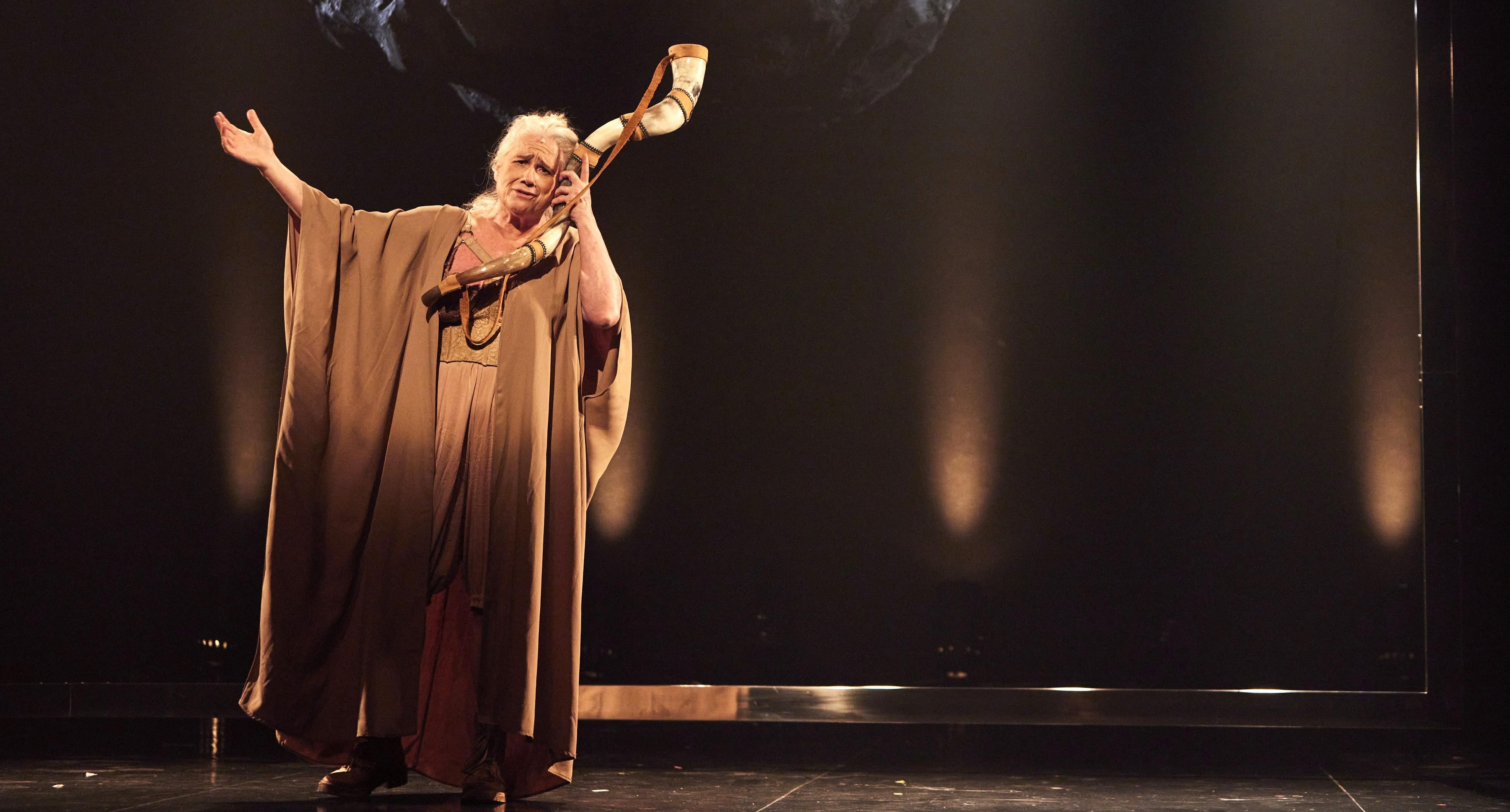 Vera Holtz &eacute; a grande atra&ccedil;&atilde;o cultural da cidade com 'Fic&ccedil;&otilde;es' no Theatro S&atilde;o Pedro