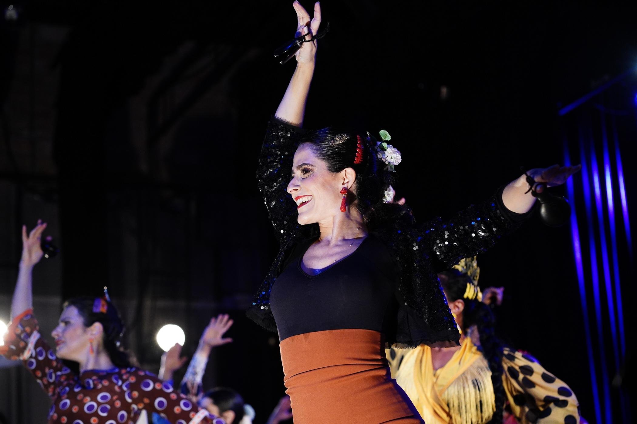 Solistas apresentam diferentes estilos do baile flamenco, acompanhadas de banda ao vivo