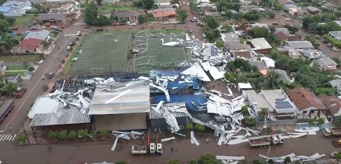 Desabamento de um gin&aacute;sio deixou uma mulher morta e dezenas de feridos