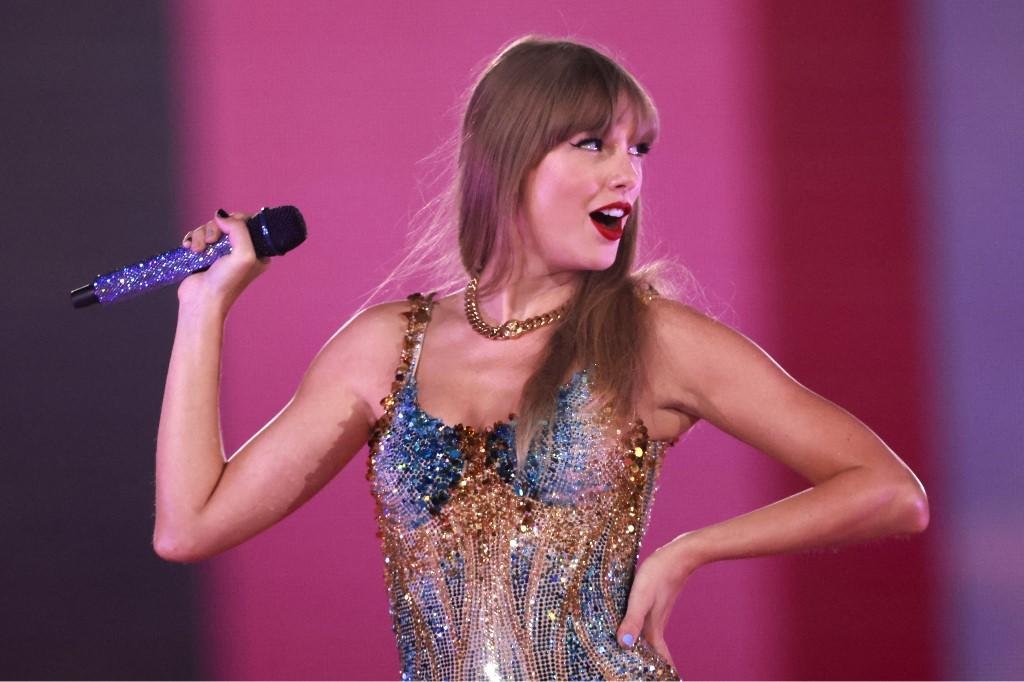 Cantora e compositora Taylor Swift atrai multid&otilde;es por onde passa