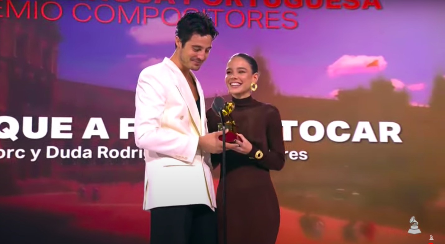 Tiago Iorc e Duda Rodrigues recebem premia&ccedil;&atilde;o na 24&ordf; edi&ccedil;&atilde;o do Latin Grammy, em Sevilha, na Espanha