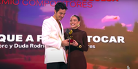 Tiago Iorc e Duda Rodrigues recebem premiação na 24ª edição do Latin Grammy, em Sevilha, na Espanha