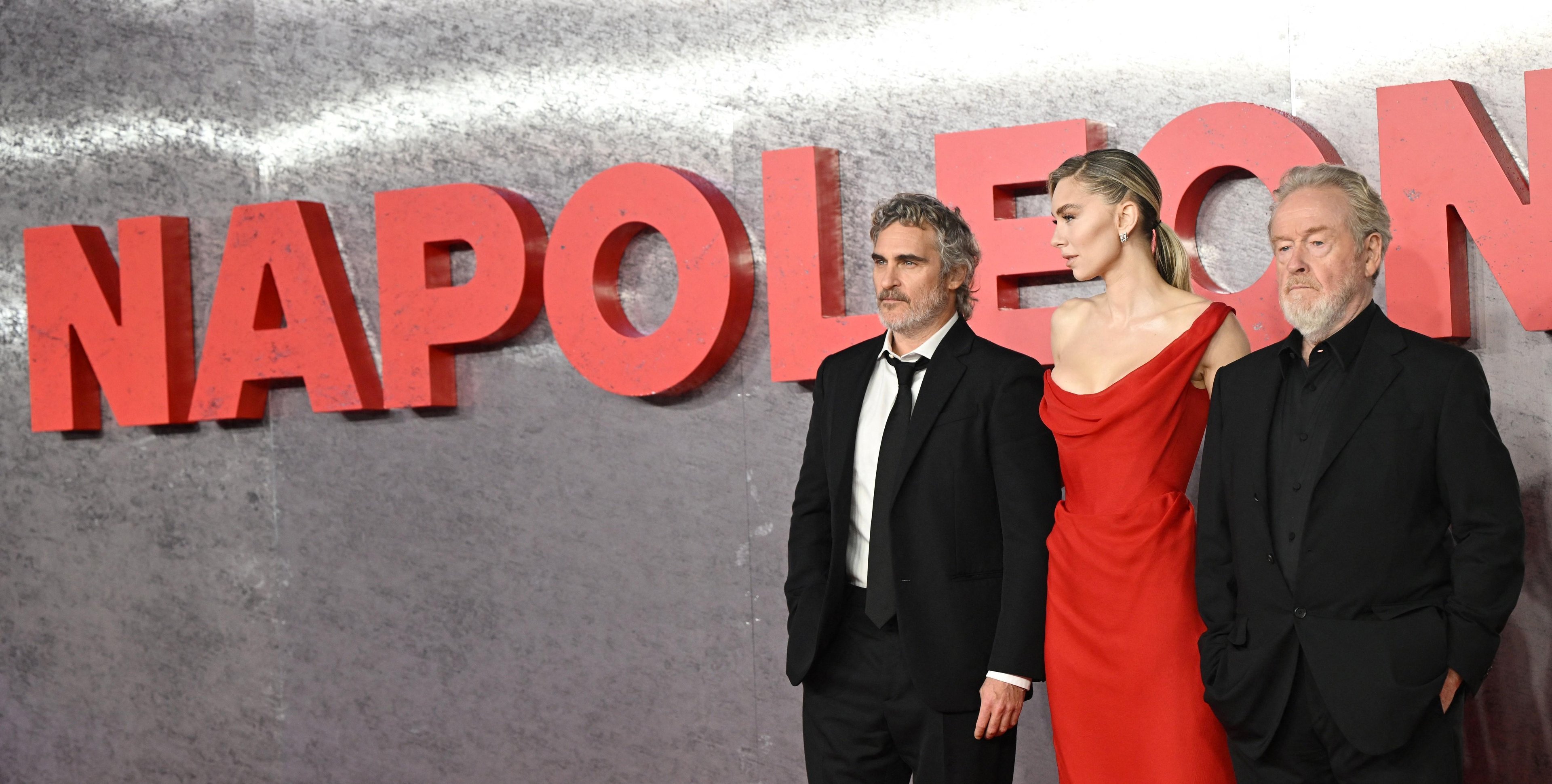 Os atores Joaquin Phoenix e  Vanessa Kirby e o diretor Ridley Scott em Londres para lan&ccedil;amento de 'Napole&atilde;o'