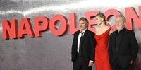 Os atores Joaquin Phoenix e  Vanessa Kirby e o diretor Ridley Scott em Londres para lançamento de 'Napoleão'