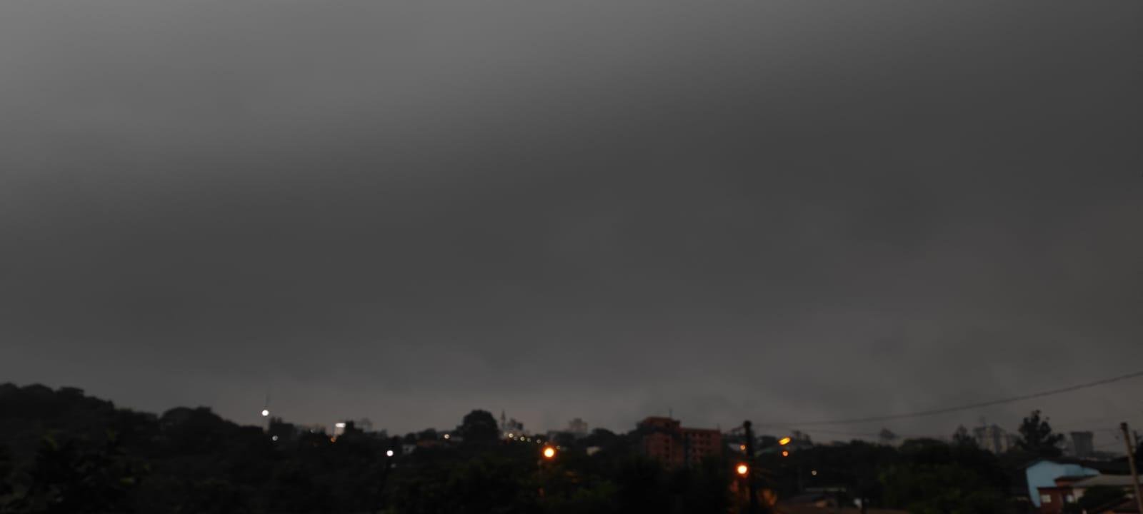 Dia virou noite na manh&atilde; desta sexta-feira, em Santa Rosa, no noroeste ga&uacute;cho