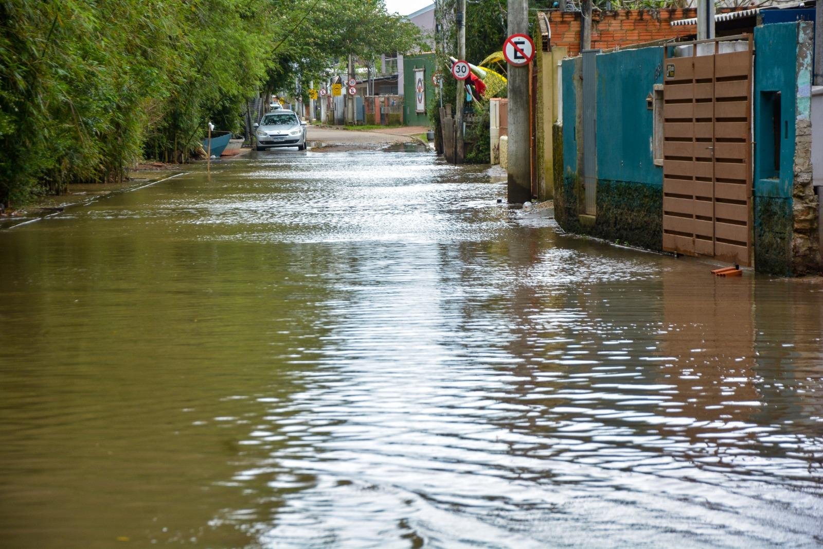 Rua Nossa Senhora da Boa Viagem come&ccedil;ava a ser tomada pela enchente nesta sexta