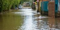 Rua Nossa Senhora da Boa Viagem começava a ser tomada pela enchente nesta sexta