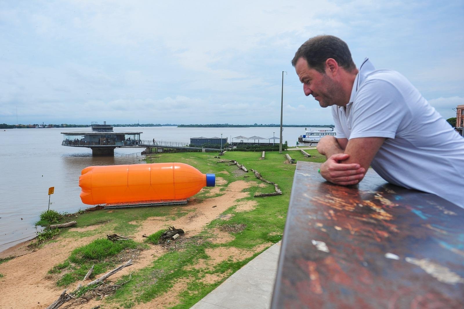 A pet gigante mede 12 metros de comprimento e 3,5 metros de di&acirc;metro. A plataforma de flutua&ccedil;&atilde;o &eacute; composta por tr&ecirc;s mil garrafas de refrigerantes que foram coletadas em cooperativas de reciclagem