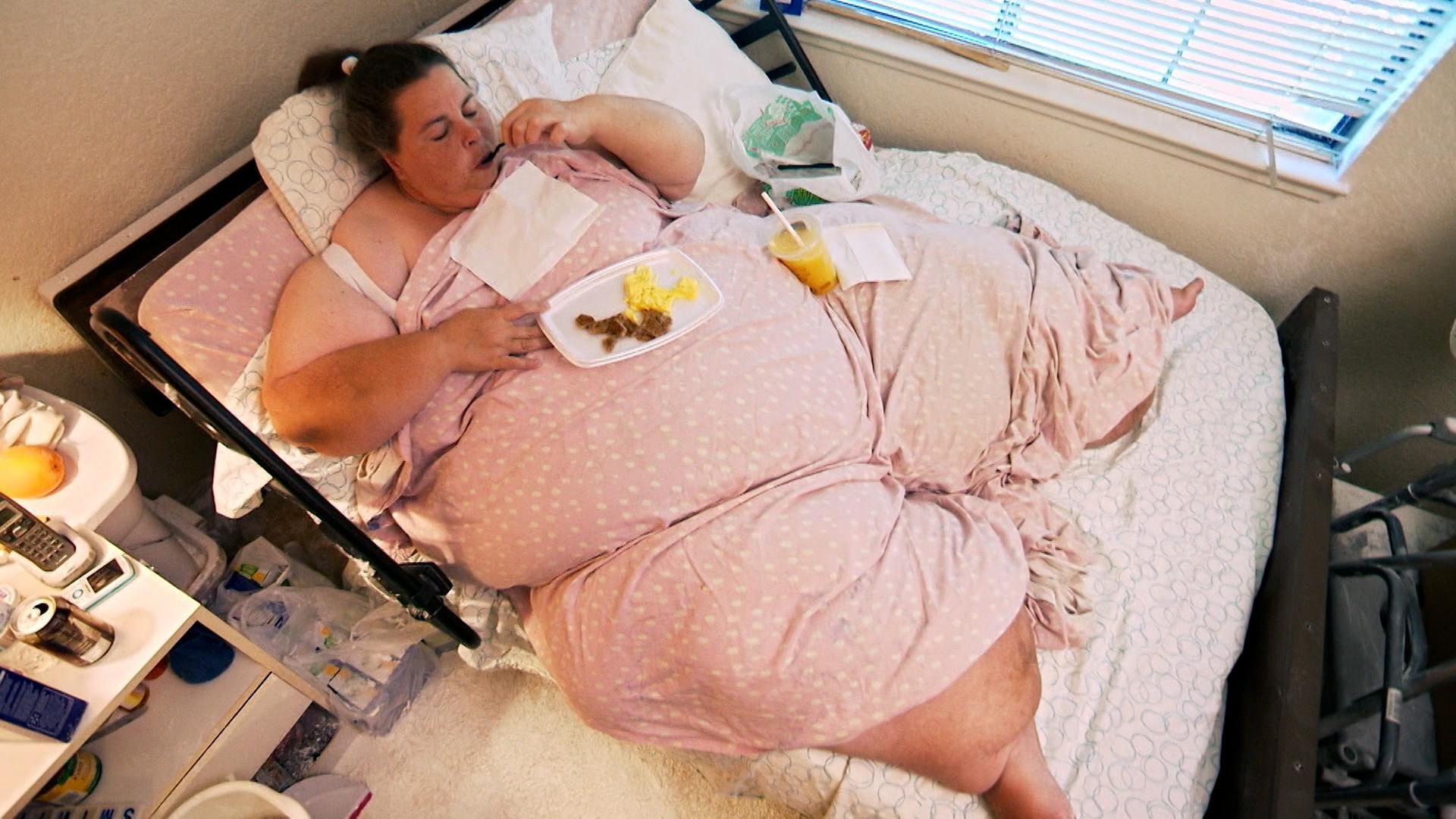 A norte-americana Pauline, que com 50 anos pesa 307 quilos, busca tratamento.