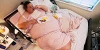 A norte-americana Pauline, que com 50 anos pesa 307 quilos, busca tratamento.