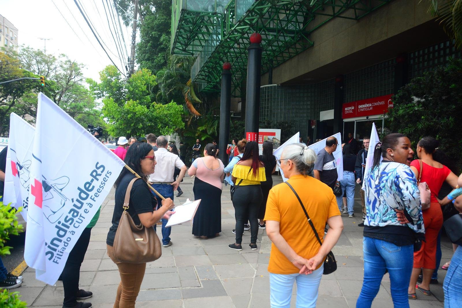 Manifestantes realizaram protesto em frente ao Instituto de Cardiologia de Porto Alegre em fun&ccedil;&atilde;o das cerca de 280 demiss&otilde;es nos &uacute;ltimos dias