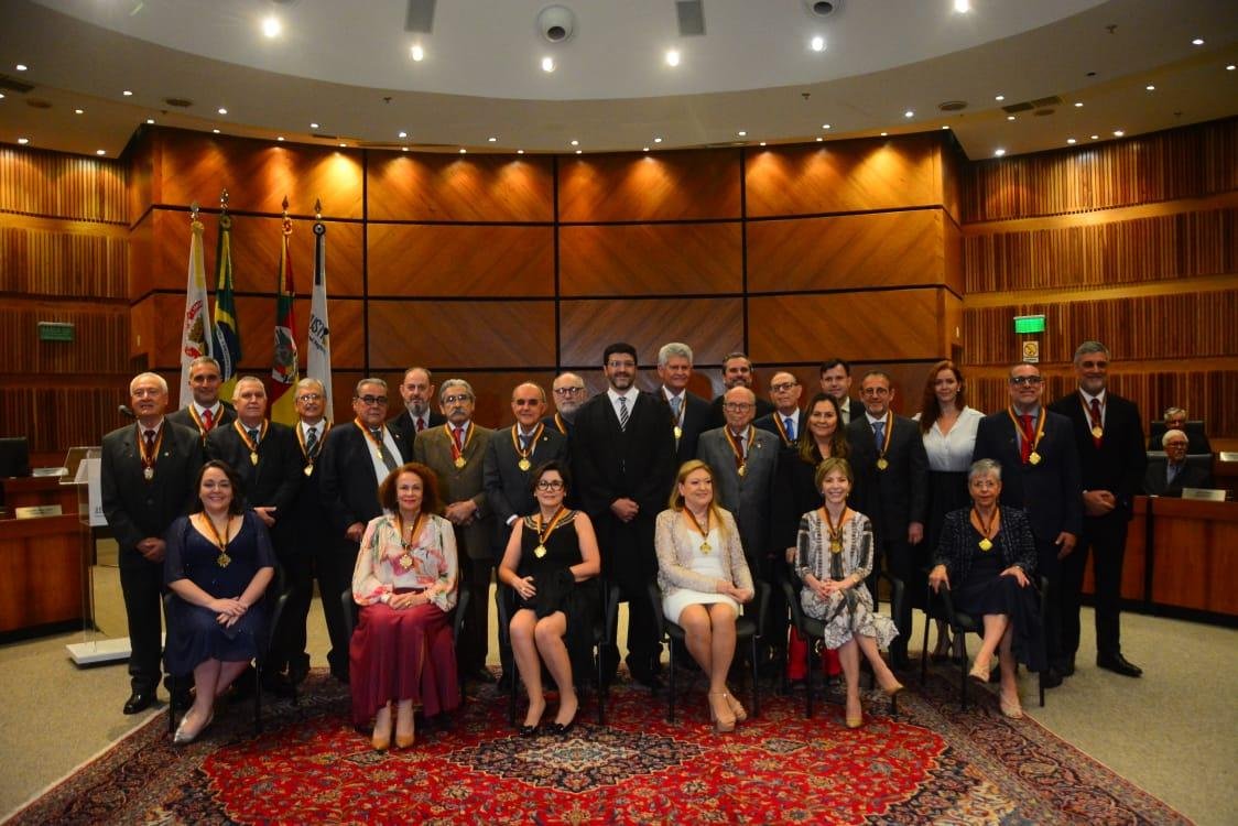 Ao todo, foram 24 autoridades homenageadas com a maior honraria do Tribunal Regional do Trabalho do Rio Grande do Sul