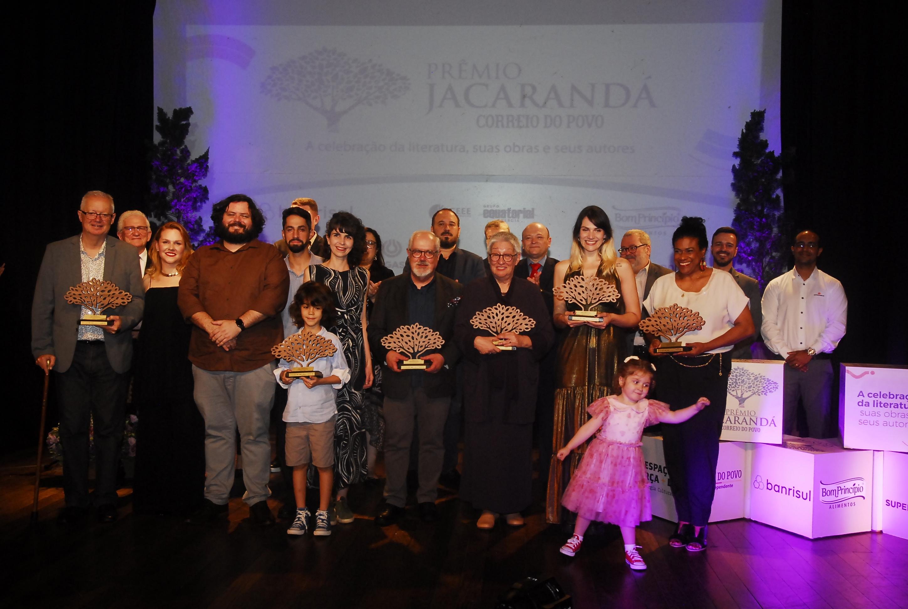 Homenageados na foto final da cerim&ocirc;nia de entrega do pr&ecirc;mio Jacarand&aacute; 2023