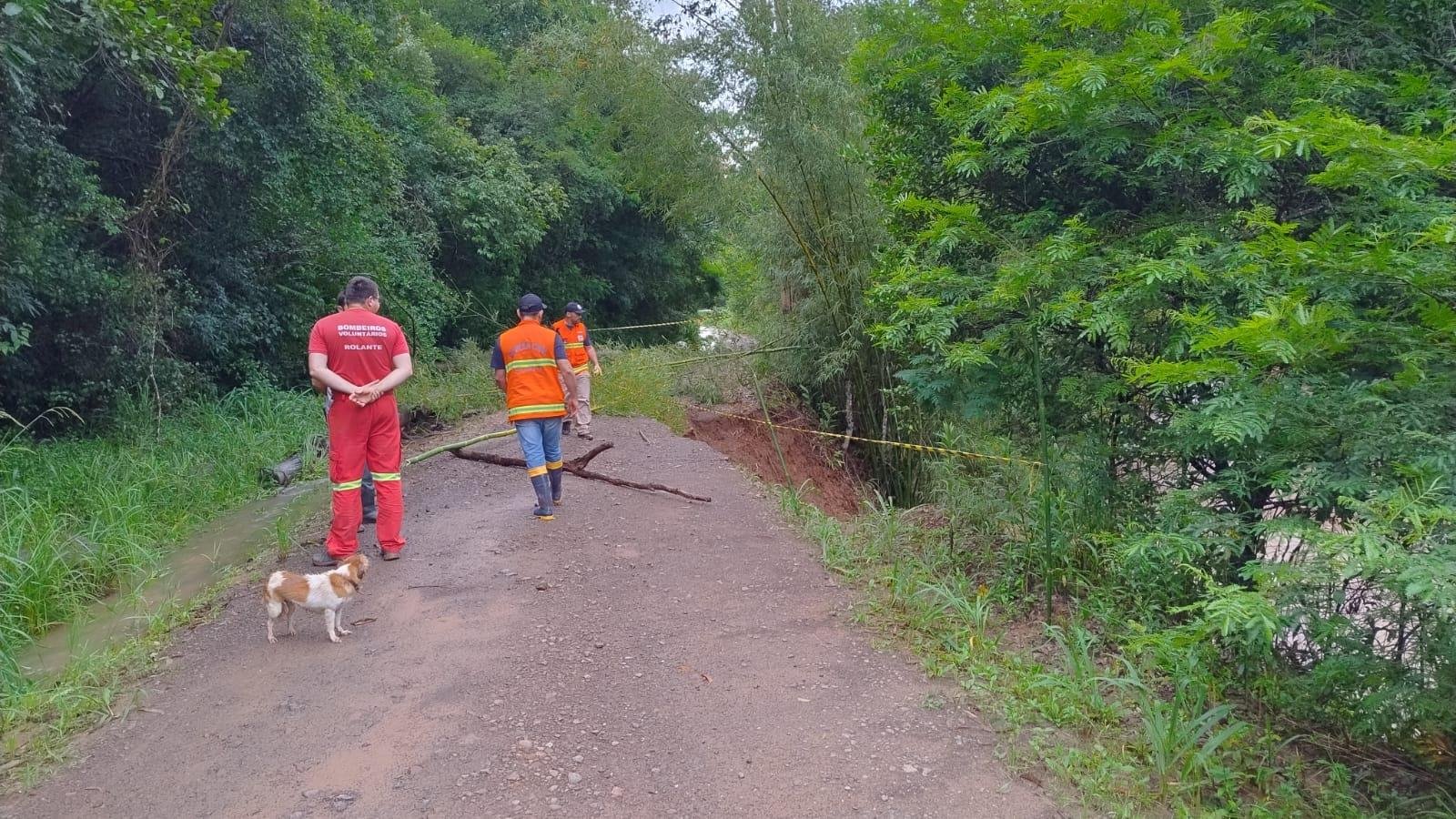 Duas localidades seguem com acessos interrompidos devido ao deslizamento de terras