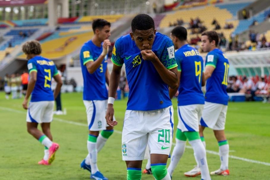 Com dois gols, Estev&atilde;o foi decisivo na partida