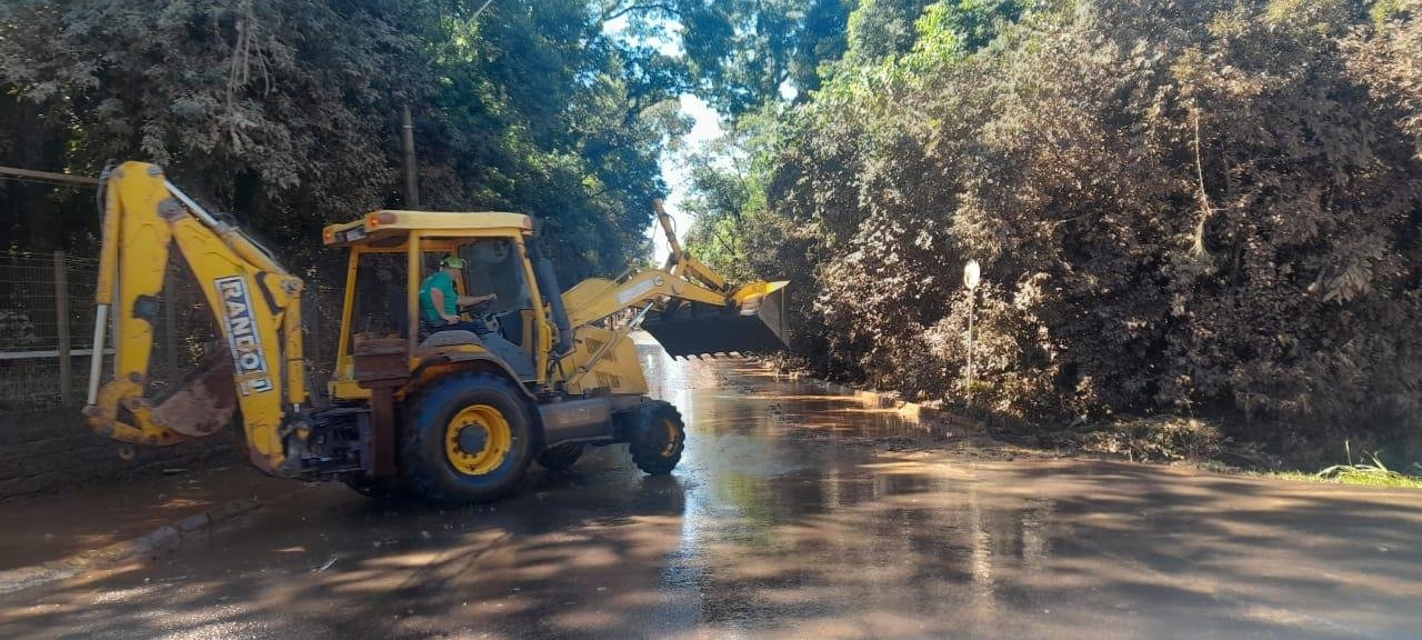 Equipes da prefeitura de Arroio do Meio realizam a limpeza dos locais que ficaram inundados