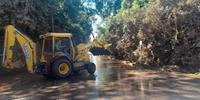 Equipes da prefeitura de Arroio do Meio realizam a limpeza dos locais que ficaram inundados