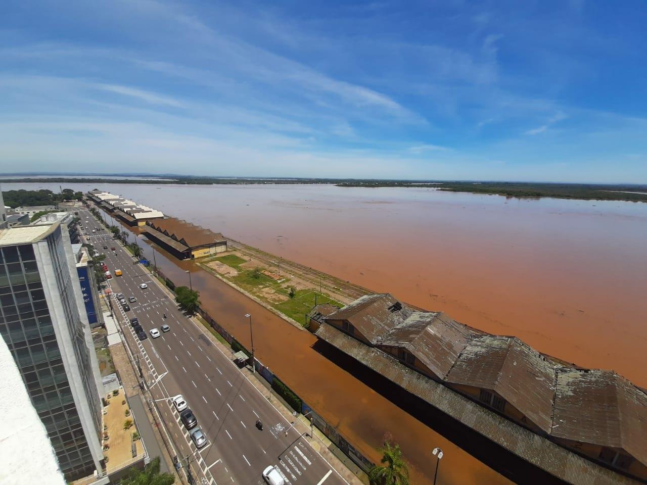 Por volta do meio-dia, Gua&iacute;ba j&aacute; alcan&ccedil;ava o muro da Mau&aacute;