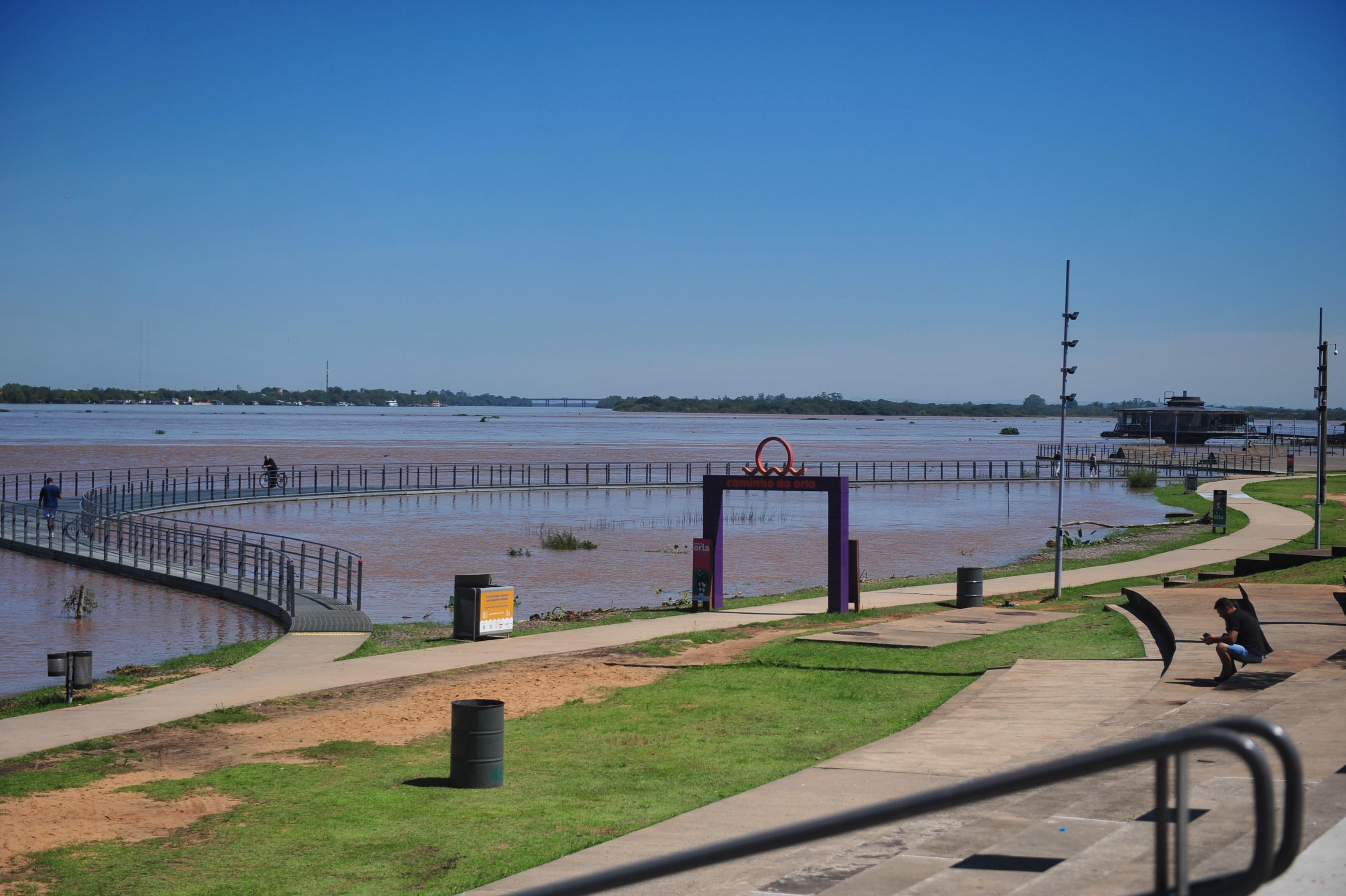 &Aacute;gua invadiu novamente trecho 1 da orla do Gua&iacute;ba nesta manh&atilde;