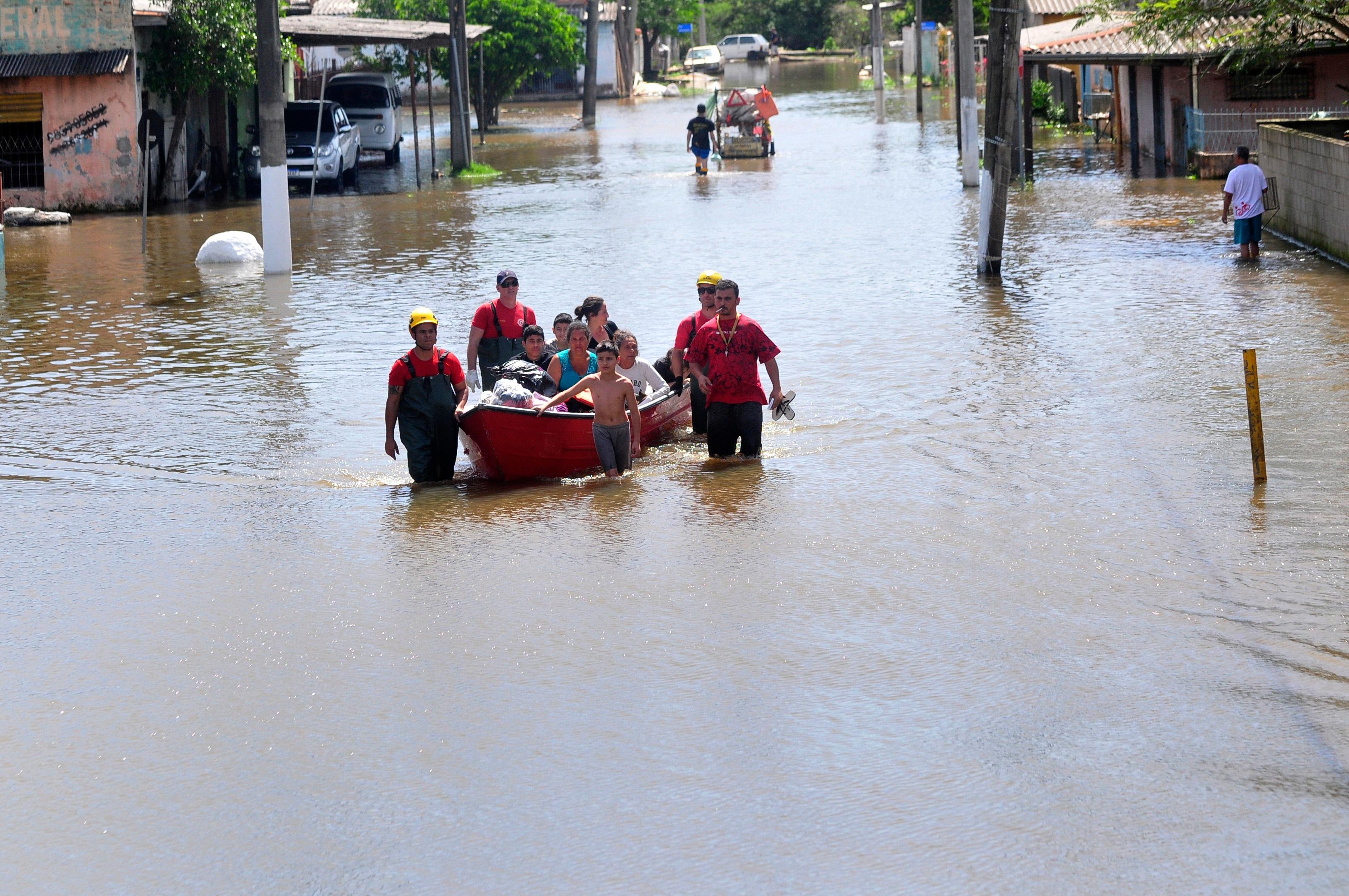 A fam&iacute;lia de Magda Froig foi uma das que foram resgatadas de casa com a ajuda do barco do Corpo de Bombeiros de Alvorada