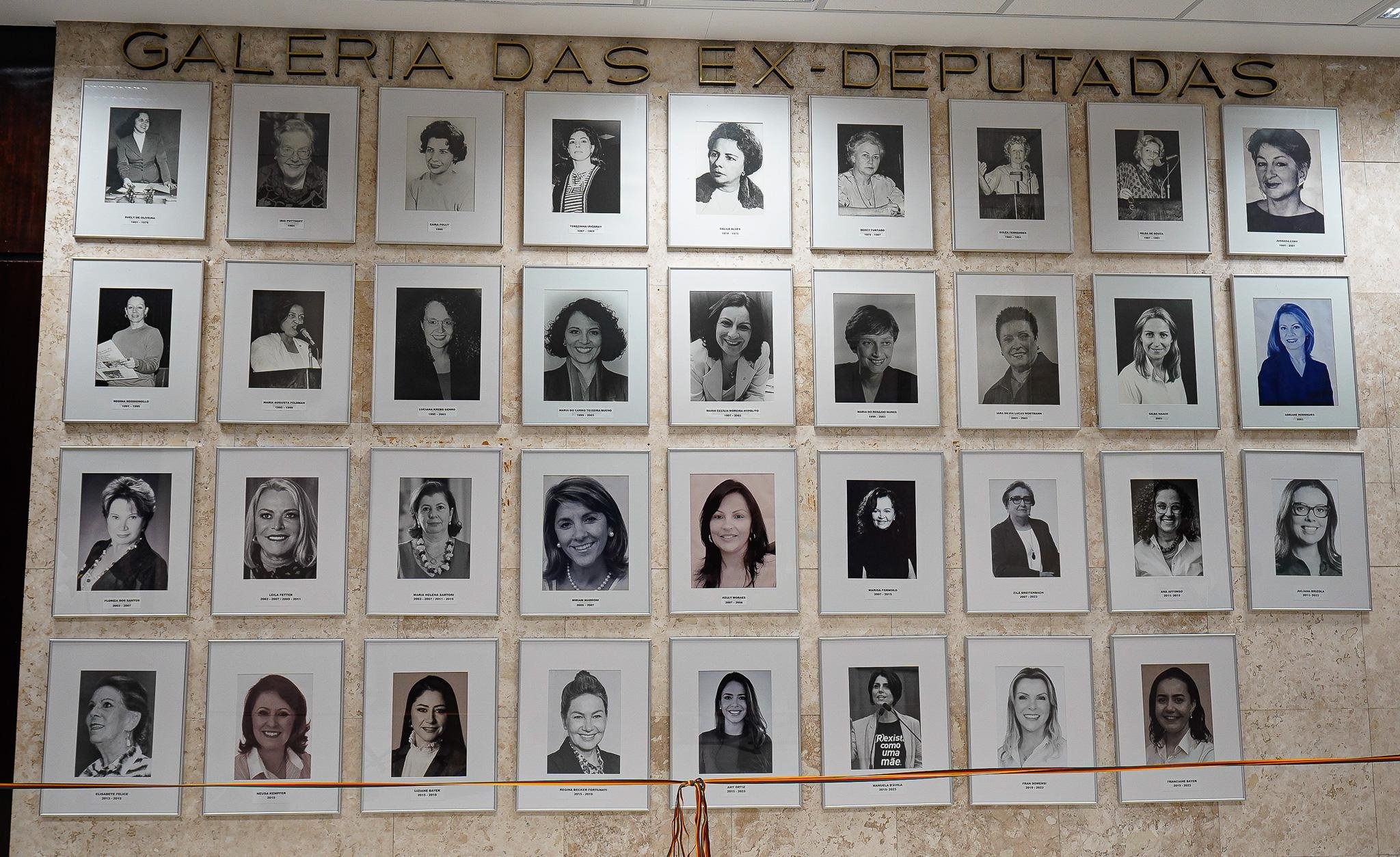 Cerim&ocirc;nia de descerramento das fotos na Galeria das ex-deputadas da ALRS
