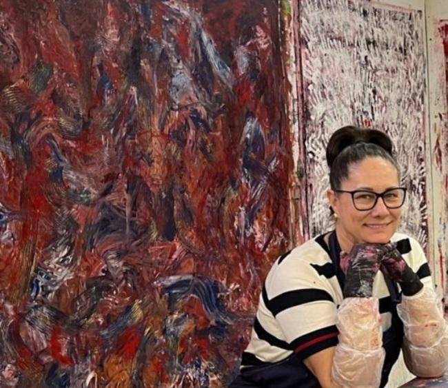 Isabel Ferreira utiliza o seu pr&oacute;prio corpo para a produ&ccedil;&atilde;o de suas telas